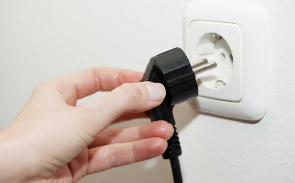 Українців переплачують за світло через одну маленьку звичку