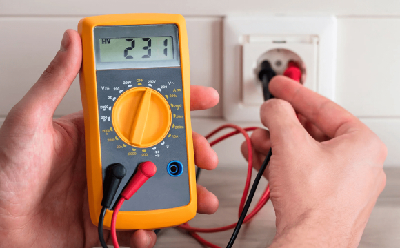 Як безпечно перевірити розетку й подовжувач удома