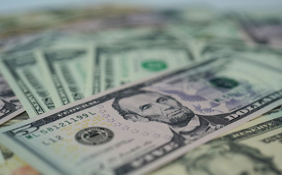 Українцям розповіли, чи варто зберігати гроші у доларах