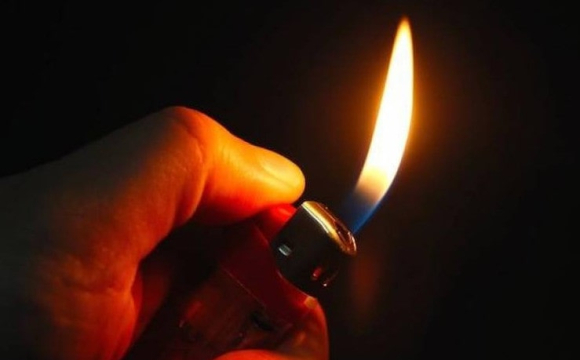 На заході України чоловік підпалив авто з дружиною всередині