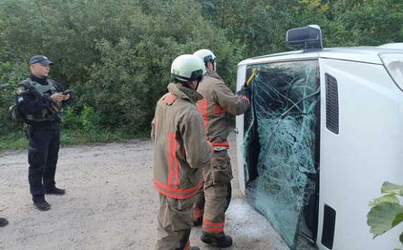 На Волині сталася ДТП: людину з авто вирізали рятувальники. ФОТО