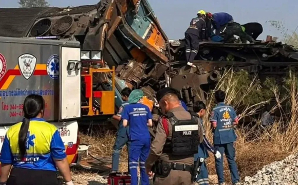 Будівельний кран раптово впав на поїзд: знайдено 19 тіл