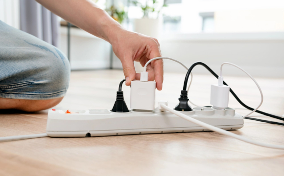 Які прилади категорично заборонено підключати до подовжувача: повний перелік