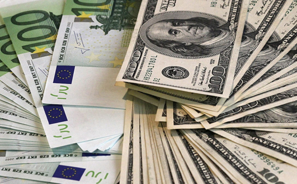 Українців закликали купувати долари та євро