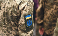 В українському місті поліція та ТЦК змушені були носити цивільного на руках
