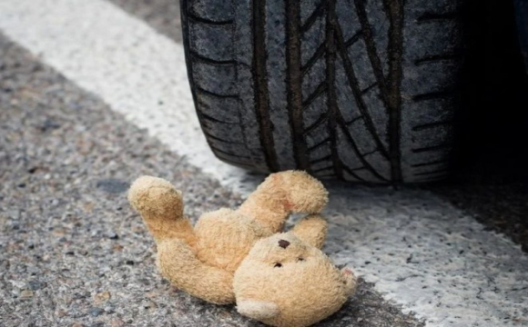 На заході України автомобіль на пішохідному переходив збив 3-річну дитину