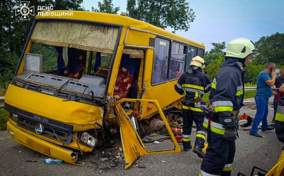 На трасі зіткнулися рейсовий автобус та авто: є загиблі