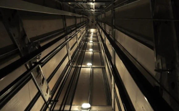 Через відключення світла у шахту ліфта впав чоловік