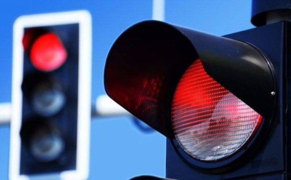 Водіям пояснили, у яких випадках можна їхати на червоне світло