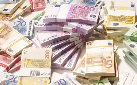 Українці масово скуповують євро