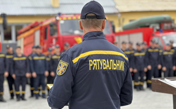 На Волині сильний вітер повалив дерево, яке заблокувало дорогу