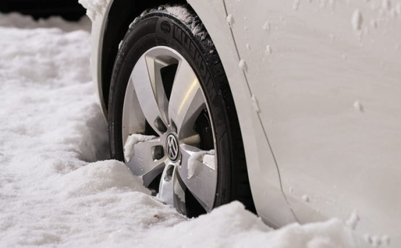 У Луцьку вантажівка повністю заблокувала рух одразу на двох вулицях