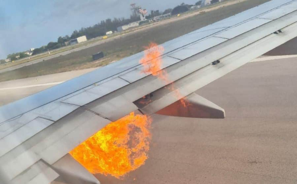 Після зльоту спалахнув літак з майже 300 пасажирами на борту