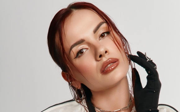 Відома співачка після небезпечної подорожі показалася вдома у сльозах