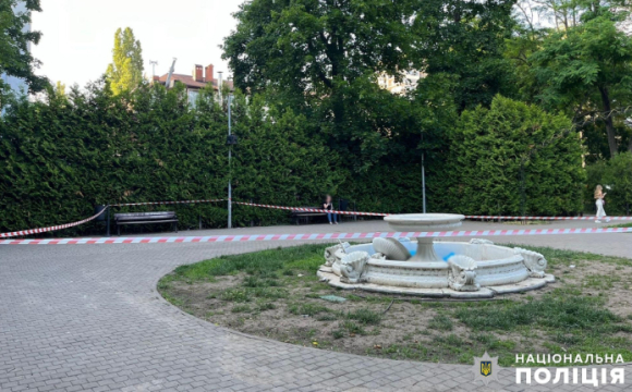В українському місті фонтан обвалився на двох підлітків: один з них загинув