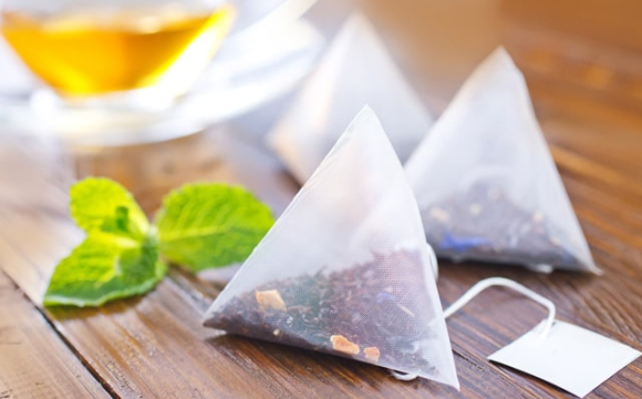 Чому не можна віджимати пакетик чаю: відповідь здивує