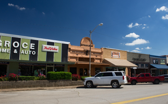 На паркінгу біля супермаркету чоловік розстріляв людей: загинула дитина