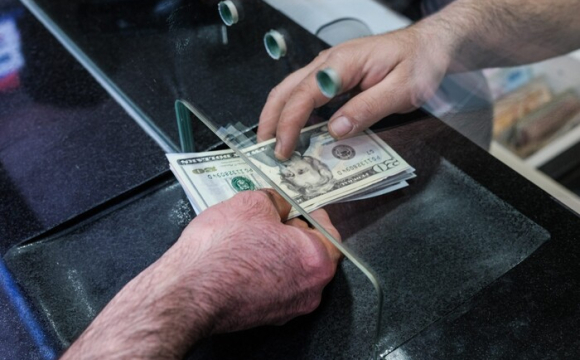 Українців просять не купувати долари: у чому причина
