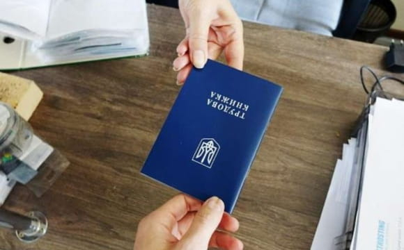 Через три помилки у трудовій книжці українці можуть втратити пенсію