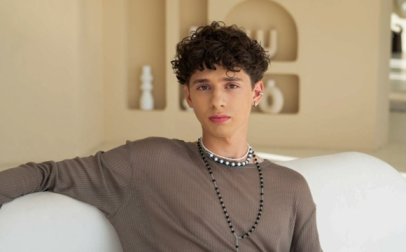 Відомий український співак впав зі сцени під час концерту