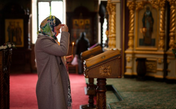Чи можна жінкам на Великдень заходити до церкви у штанах