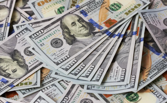 Курс долара в Україні міг злетіти до 143 гривень?