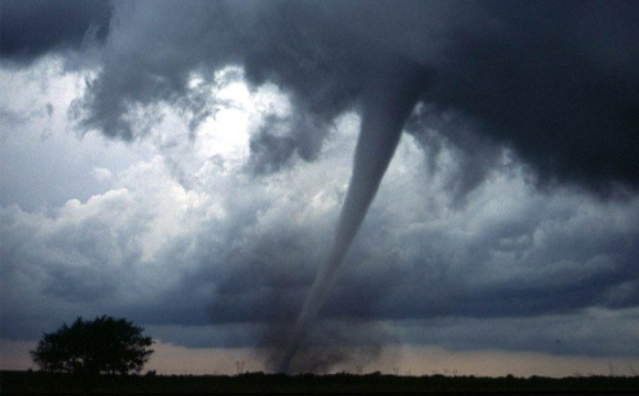 Синоптики попередили українців про смерчі: коли чекати