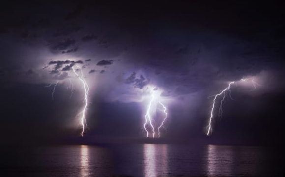 Чи можна купатися під час грози: відповідь знають не всі