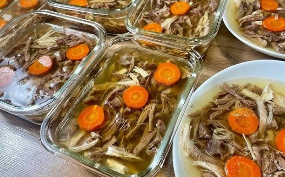 Чи можна варити холодець на Великдень: священник розкрив правду