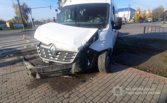 Зіткнення бусів у Луцьку: Volkswagen перекинувся, водій у лікарні