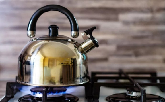 Гірчиця проти жиру: як нестандартно і екологічно відчистити чайник до блиску