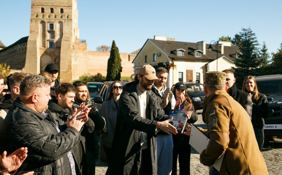 Хор «Гомін» і TEATR.org.ua передали 25 автомобілів ЗСУ