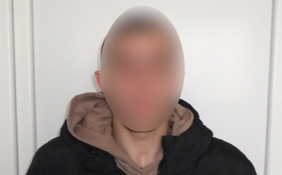 Чоловік напросився до пенсіонера переночувати і обікрав через телефон