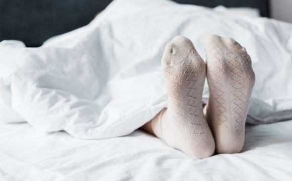 Чому небезпечно спати в шкарпетках