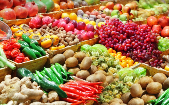 Чому не варто обирати ідеальні фрукти та овочі на ринку