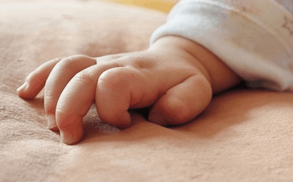 На Волині 2-річна дитина померла від отруєння алкоголем