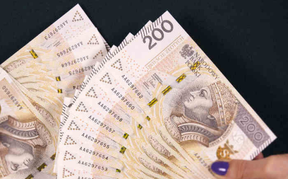 Українцям у Польщі заплатять по 800 злотих