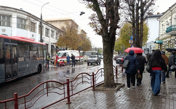 У центрі Луцька на пішохідному переході авто збило чоловіка: рух ускладнений