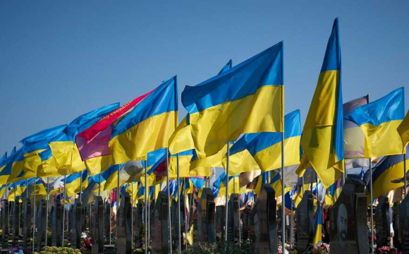 На заході України чоловік зривав прапори з меморіалу Героям