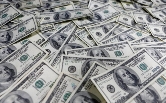 Українцям порадили продавати долари: у чому причина