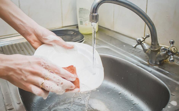 Українців закликали не зливати алкоголь у раковину