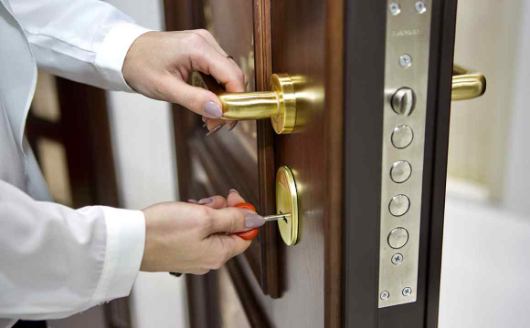 На заході України жінка на добу зачинила у квартирі 4 дітей