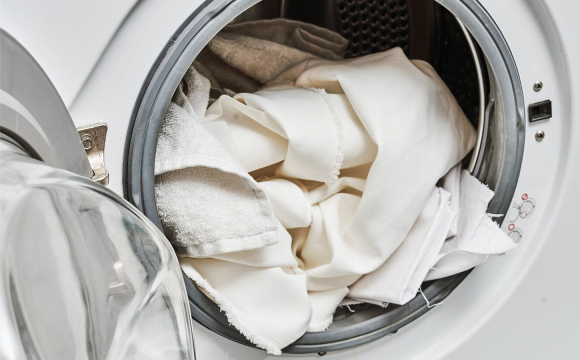 Як правильно прати білі речі, щоб вони не втрачали колір