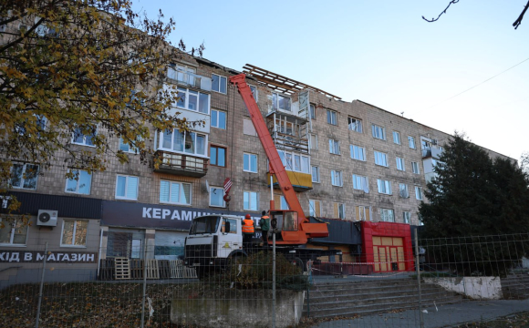 У Луцьку розпочали ремонт будинку, який було пошкоджено під час обстрілу