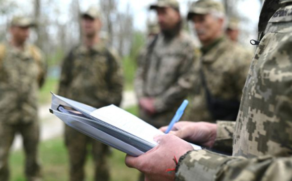 В українському місті ТЦК та поліція силою затримали чоловіка