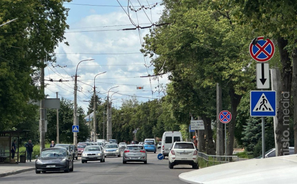 Автобусну зупинку у Луцьку обгородили червоною стрічкою: що сталося