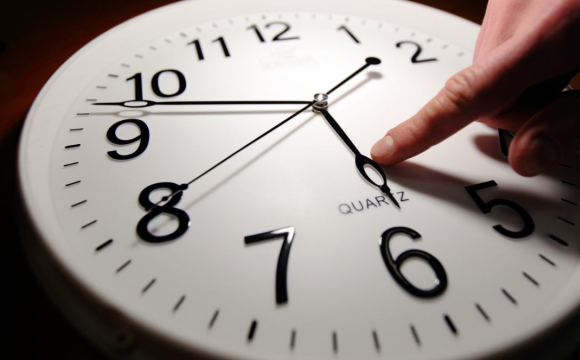 Стало відомо, чи буде Україна переводити годинники на зимовий час