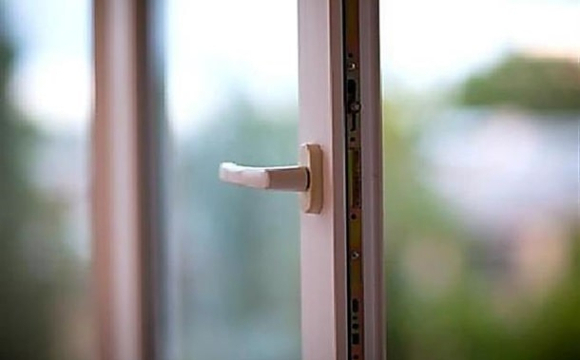 У Луцьку 13-річний підліток випав з вікна: в якому стані його госпіталізували