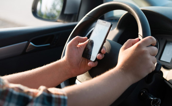 Коли за кермом можна користуватися телефоном