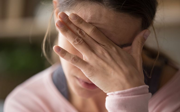 Лікарі закликали не ігнорувати головний біль: тривожні симптоми